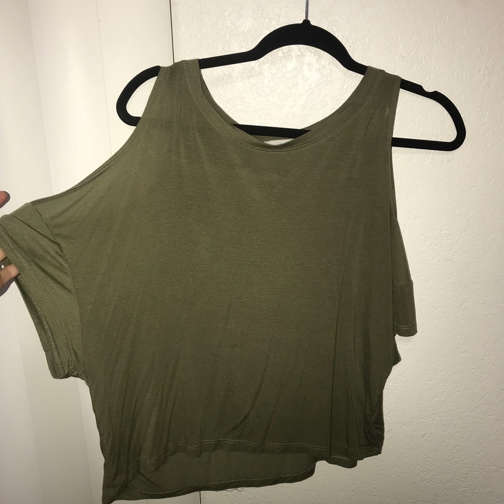 CUTE flowy cold shoulder top!